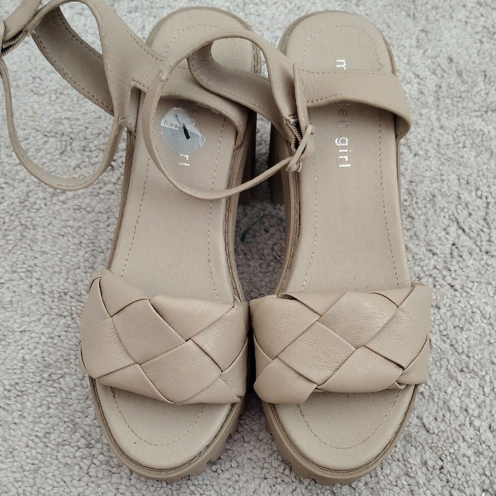 Madden Girl Nude Beige Woven Size 7 Platform Sandals